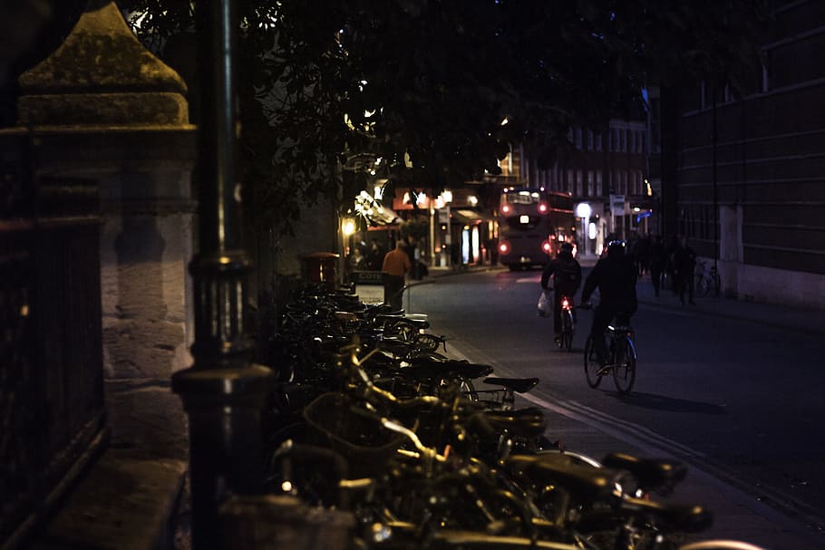 Oxford, noite, rua, luz de rua, bicicletas, transporte, arquitetura, cidade, iluminado, exterior do edifício