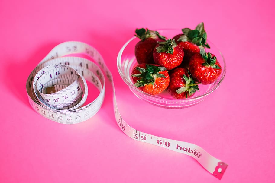 cinta métrica, fresas, saludable, peso, pérdida de peso, fondo rosa, rosa, mínimo, tazón de fuente, vidrio