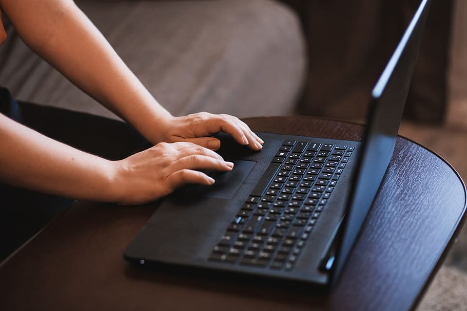 mujer, trabajando, computadora portátil, negro, computadora, teclado, tipo, negocios, mesa, escritorio