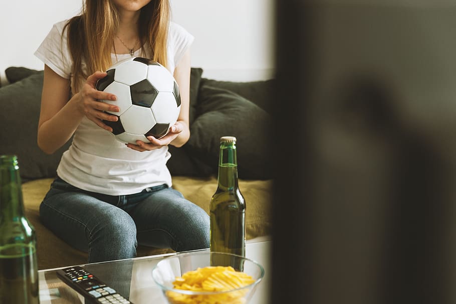 garota, assistindo, futebol, partida, comida e bebida, sentado, uma pessoa, mulheres, refresco, estilos de vida