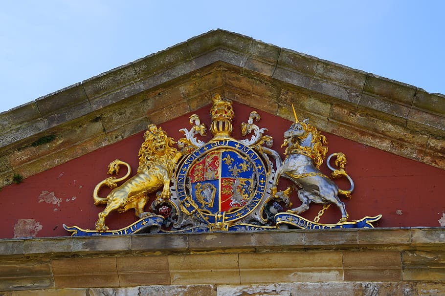 fort george, coat of arms, lion, unicorn, heraldic animal, symbol, crown, heraldry, gold, strength