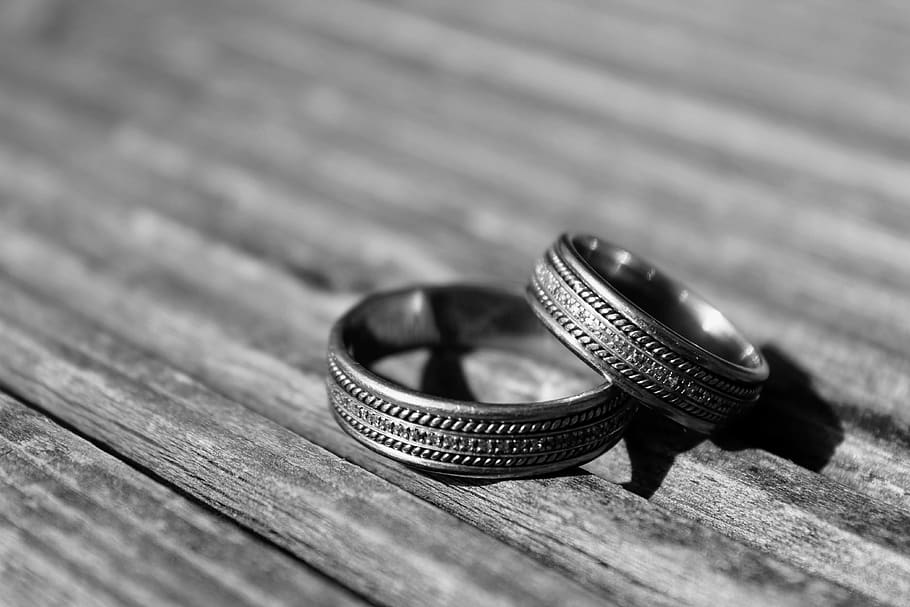 hitam dan putih, cincin kawin, pernikahan, cinta, perkawinan, bahan kayu, merapatkan, cincin, selektif fokus, tidak ada orang