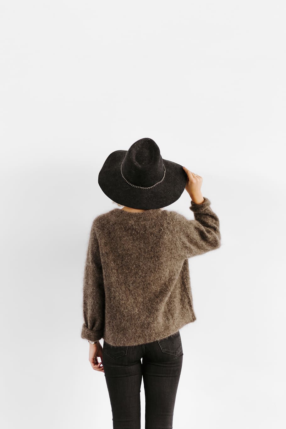 mujer, marrón, suéter, negro, sombrero, cabeza, sombrero negro, fondo blanco, tiro del estudio, de pie