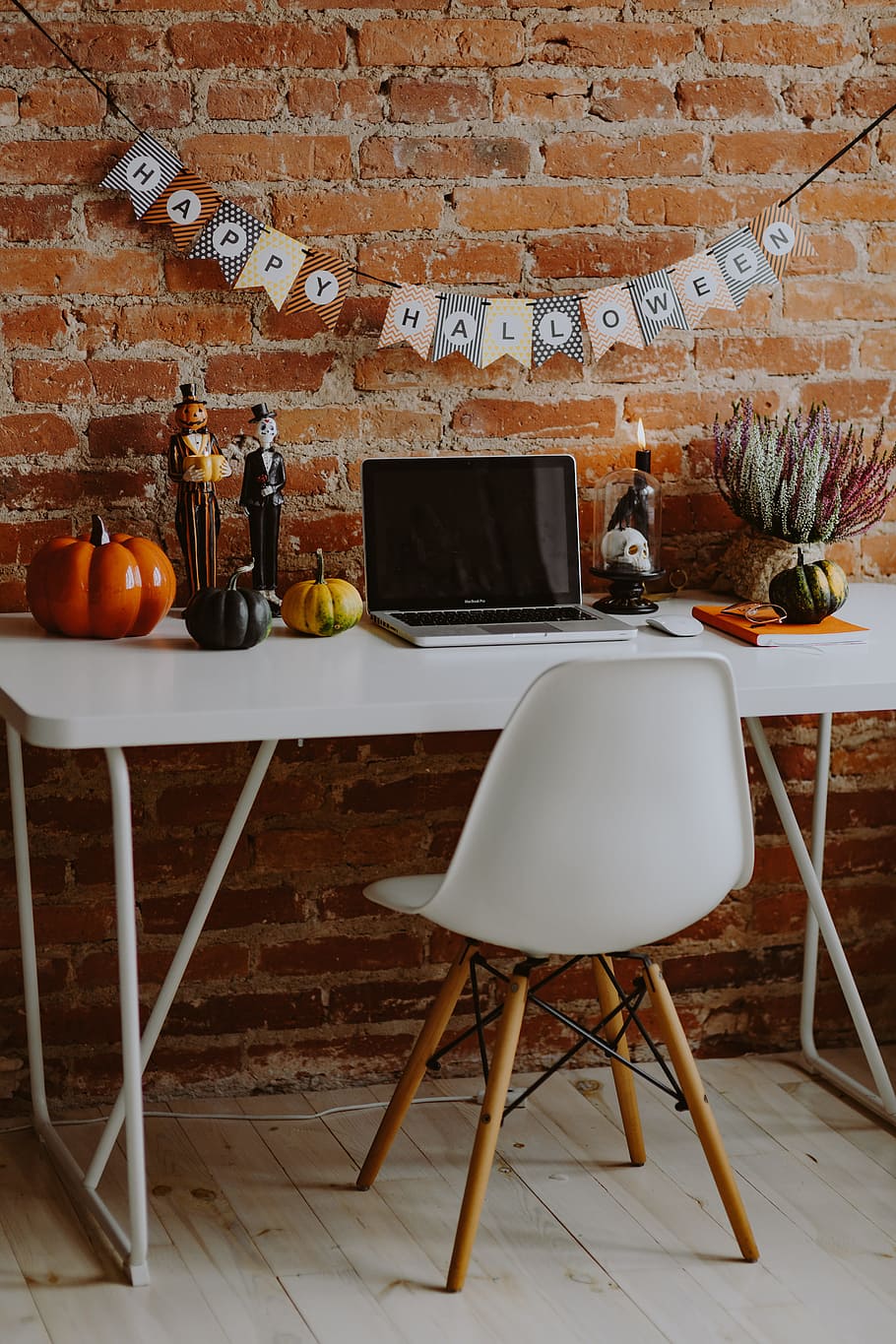 escritorio, computadora portátil, y, decoraciones de halloween, halloween, ladrillo, pared de ladrillo, otoño, espacio de trabajo, lugar de trabajo