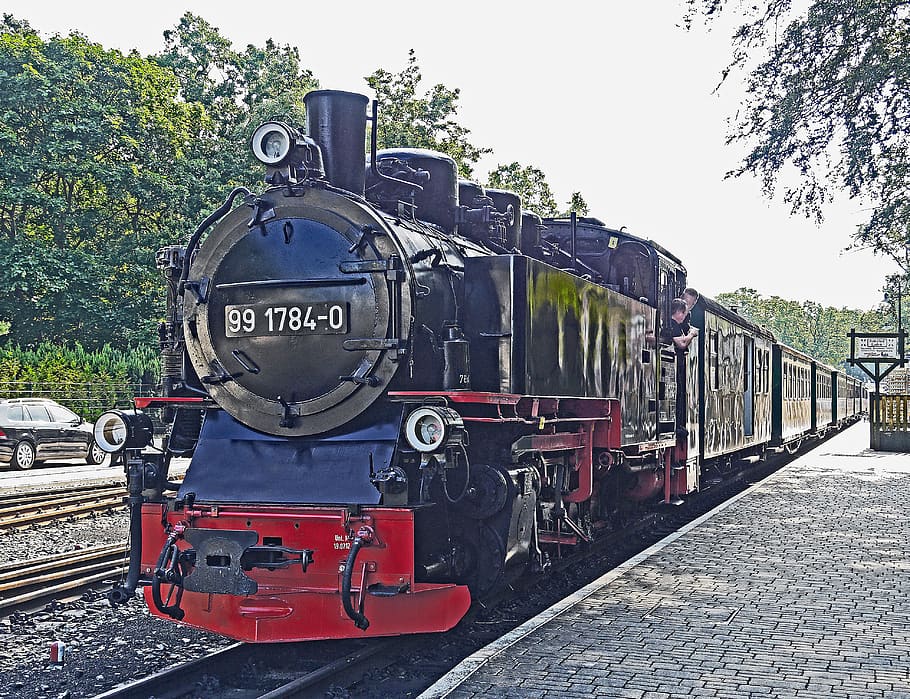 steam train, rasender roland, narrow gauge railway, railway station, göhren, rügen, east coast, platform, natural paving, departure