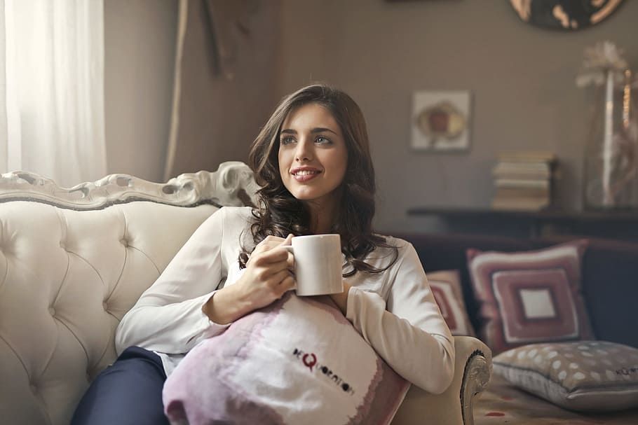 mujer, sofá, sosteniendo, taza de café, mano, sala, 25-30 años, Muebles, Feliz, Interior