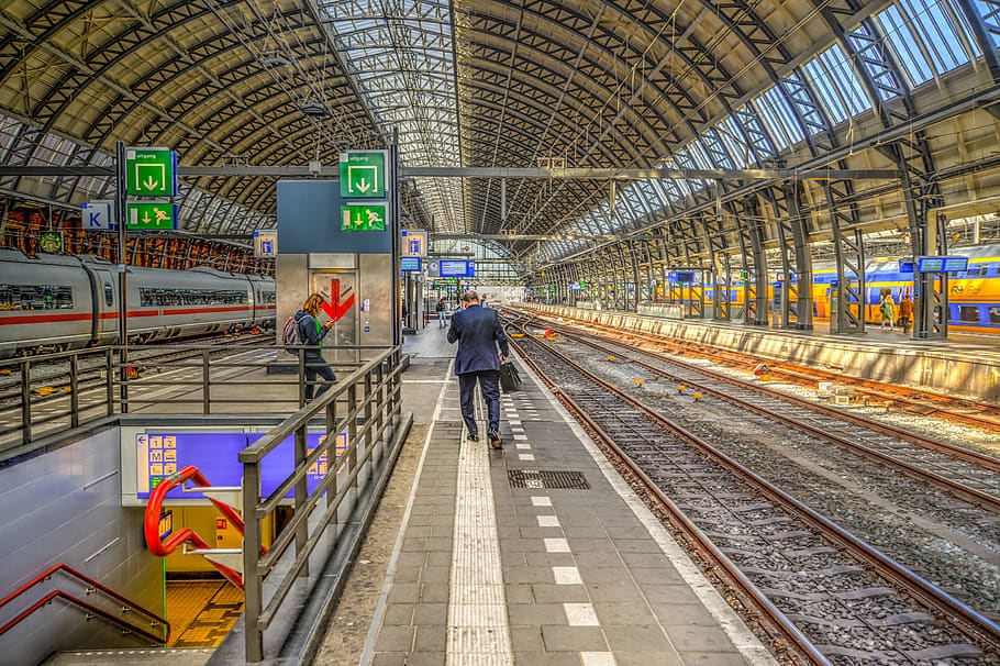 amsterdam, central, trem, estação, homem, andando, plataforma, holanda, construção, ferrovia