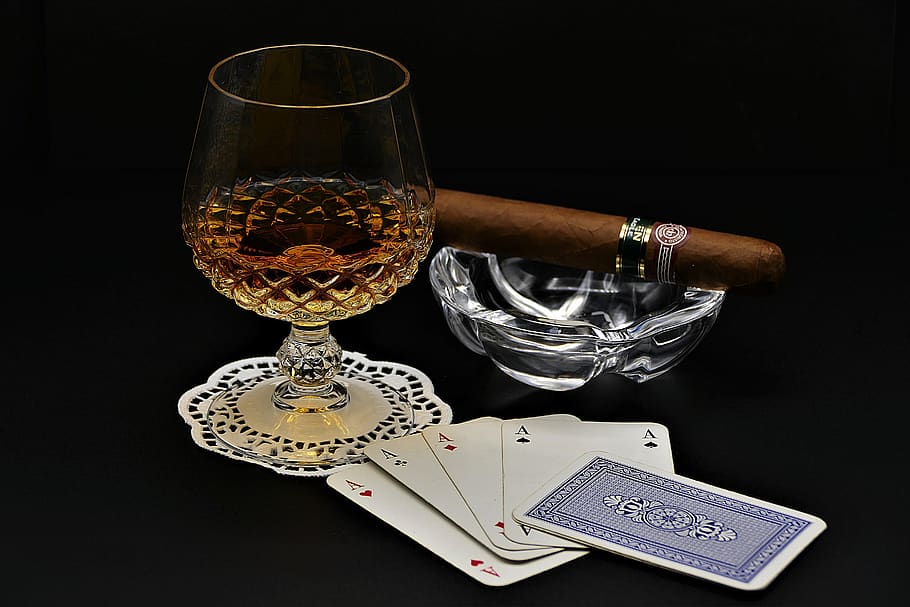 cognac, poker, cerutu, bermain kartu, kartu As, minum, mr malam, bermain, gelas, penyegaran