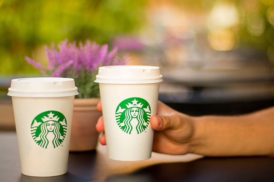 Starbucks, café, taza, mano, parte del cuerpo humano, mano humana, comida y bebida, mesa, bebida, foco en primer plano