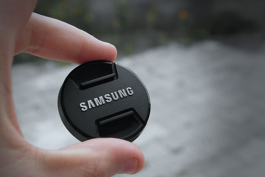 samsung, lens, cover, camera, human hand, hand, human body part, holding, black color, close-up - Pxfuel