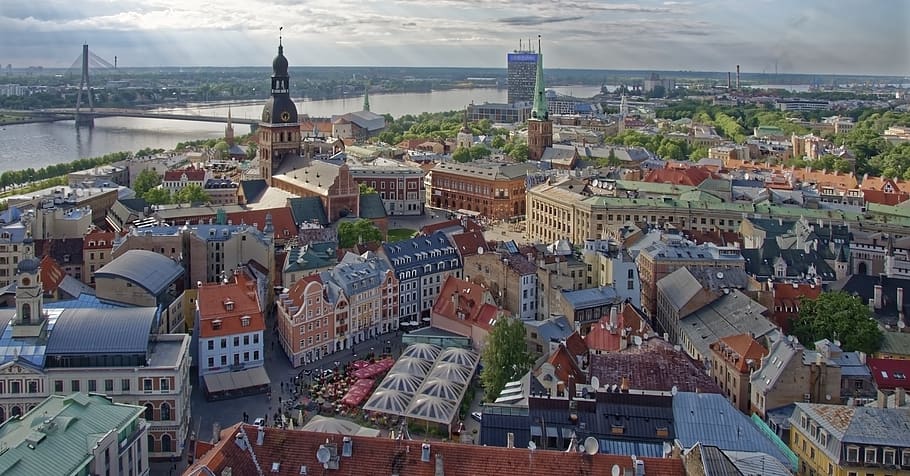 letônia, rio, centro histórico, arquitetura, panorama, céu, nuvens, estados bálticos, exterior do edifício, estrutura construída
