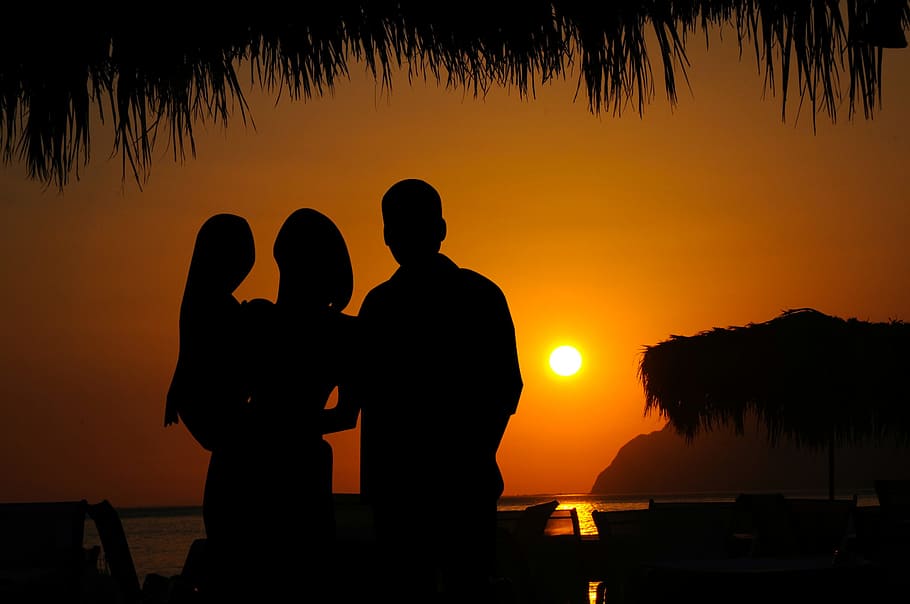 siluet keluarga, latar belakang matahari terbenam, latar belakang., pantai, keluarga, anak-anak, manusia, liburan, laut, berjalan di pantai