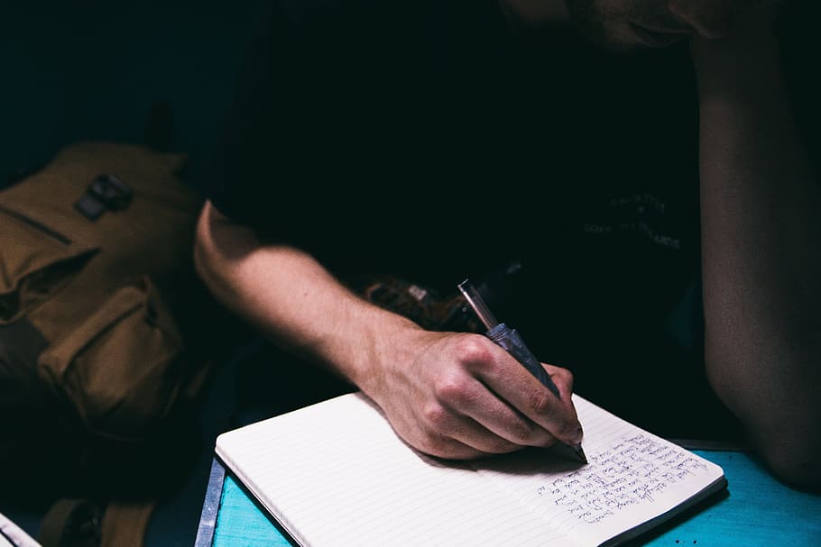 pessoas, homem, escrevendo, caderno, caneta, estudo, luz, escuro, quarto, uma pessoa