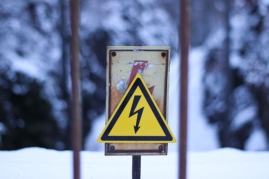 warnschild, street sign, high voltage, gleise, bokeh, warning triangle, risk, warning, signs, yellow