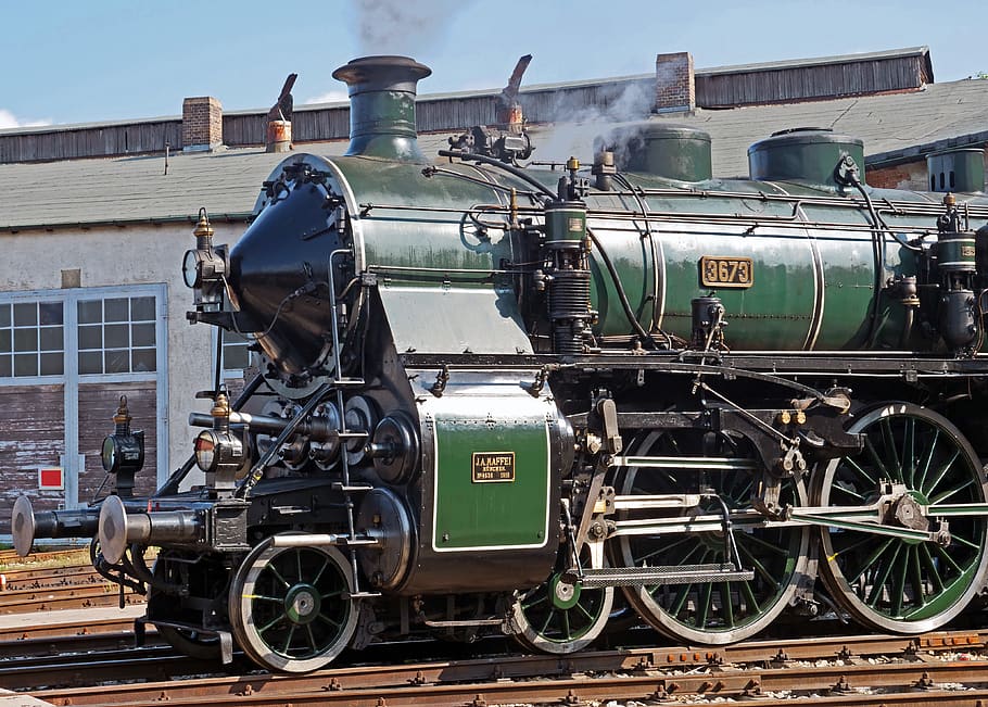 steam locomotive, front, bavarian s 3-6, green, fueled, operational, br18, br 18, smoke chamber door, engine