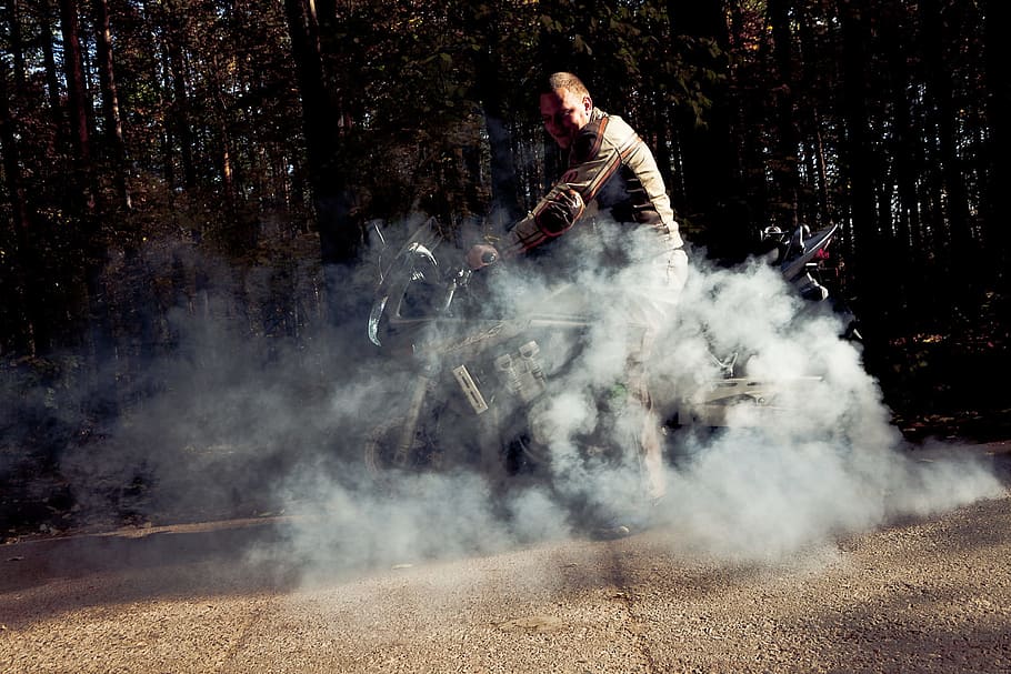 Фото пыла. Мотоциклист в дыму. Motorcycle man. Motorcycle Outdoor.