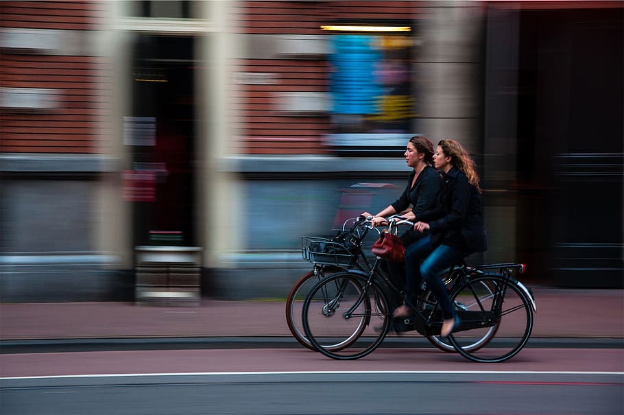 ciclistas, bicicletas, niñas, mujeres, personas, calle, transporte, movimiento, movimiento borroso, ciudad