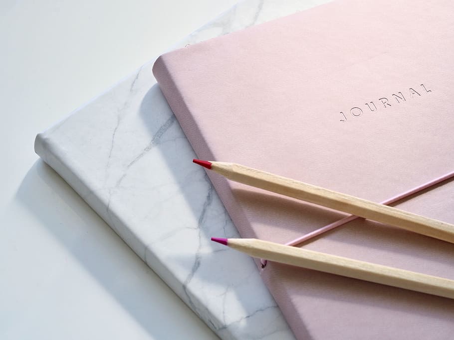 jurnal, notepad, pensil, warna, merah, pink, putih, marmer, buku, minimal