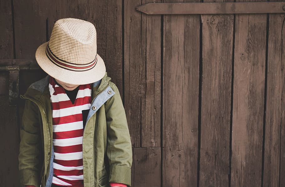 joven, niño, sombrero, rayas, rojo, blanco, chaqueta, abrigo, madera, panel
