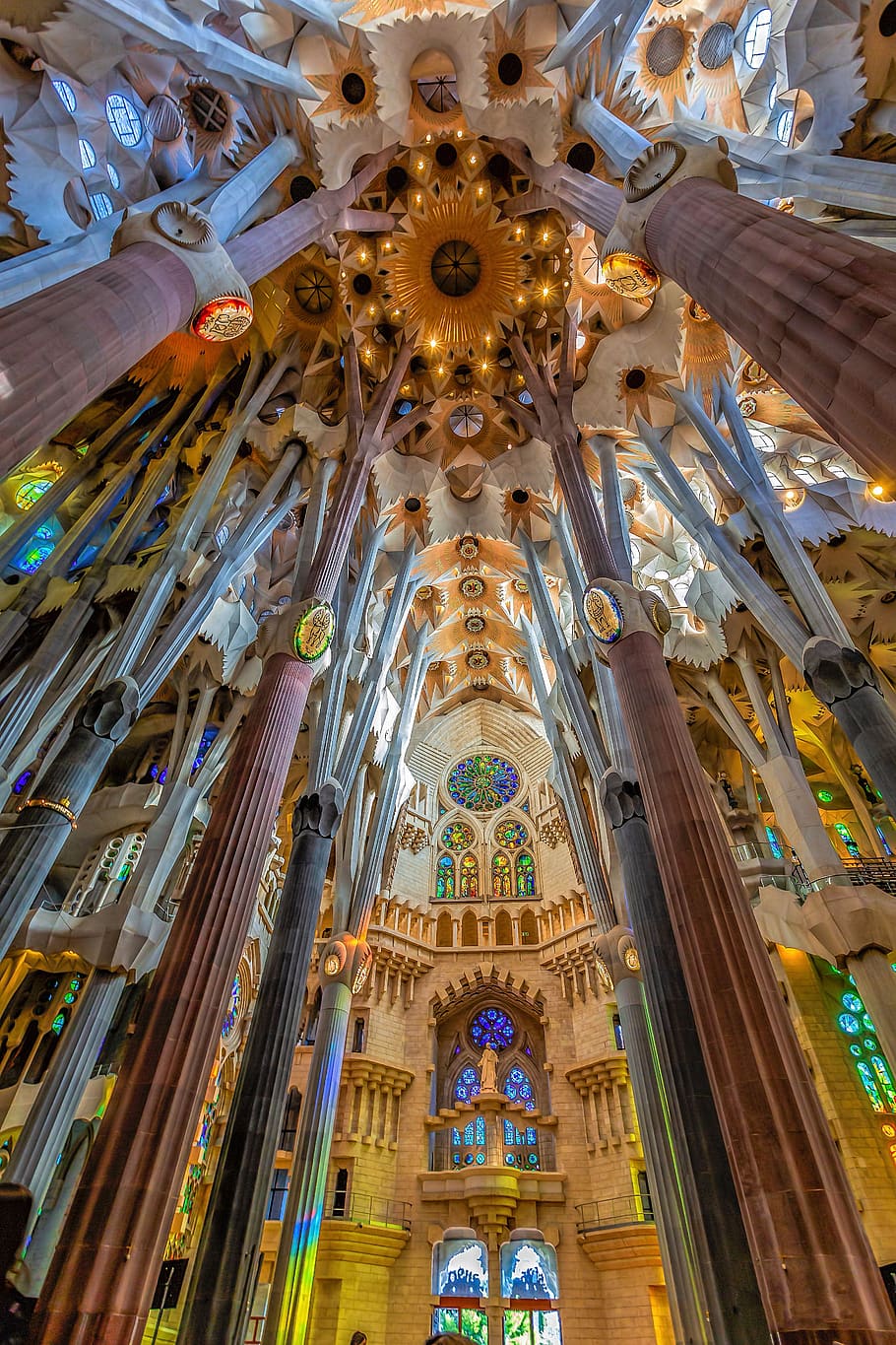 sagrada familia, barcelona, ​​espanha, arquitetura, luzes, catedral, cores, vista de ângulo baixo, religião, estrutura construída