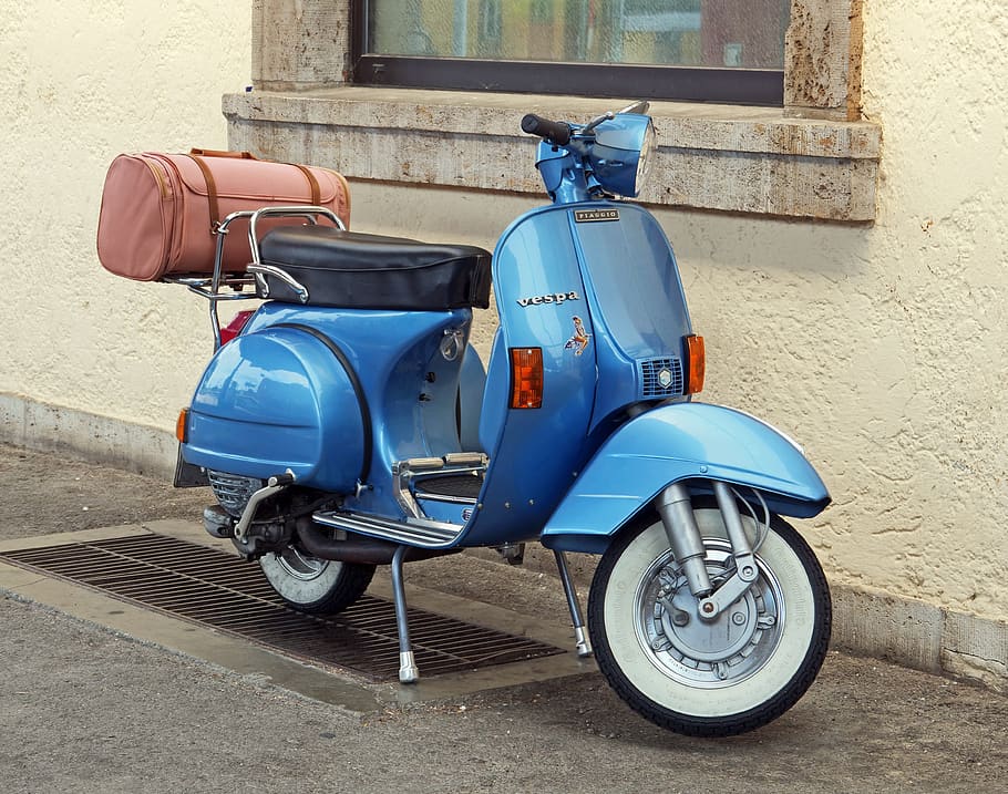 scooter, vespa, joya, históricamente, restaurado, listo para comenzar, azul, metálico, neumáticos de pared blanca, maleta de cuero