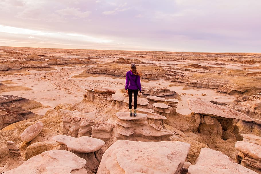 mujer, aventura, desierto, roca, arena, vista amplia, caminata, viaje, vacaciones, roca - objeto