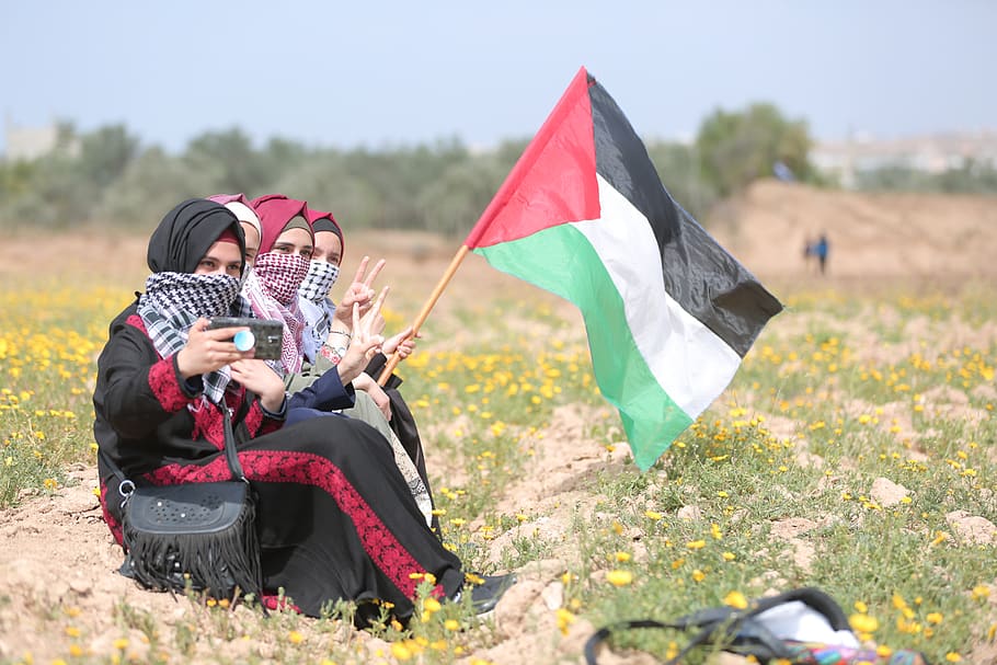 Faixa, Palestina, atividade de lazer, sentado, homens, comprimento total, pessoas reais, duas pessoas, bandeira, adulto