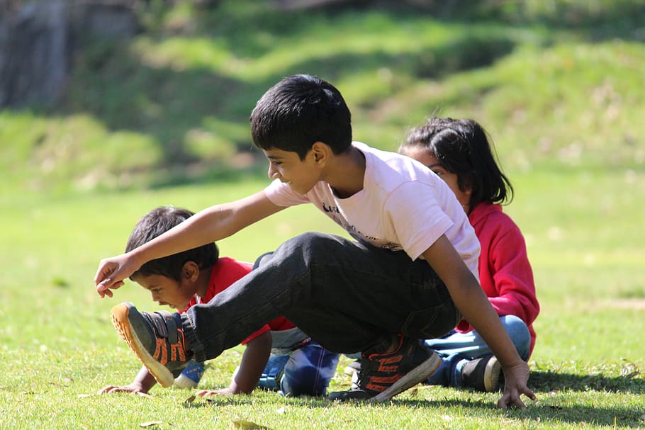 anak-anak India Selatan, bermain di taman, anak-anak India, anak, masa kanak-kanak, kebersamaan, keluarga, laki-laki, dua orang, panjang penuh