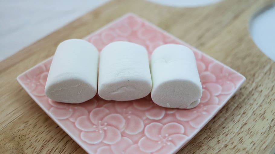 marshmallow, manis, gula, warna merah muda, di dalam ruangan, close-up, kayu - bahan, makanan dan minuman, meja, tidak ada orang