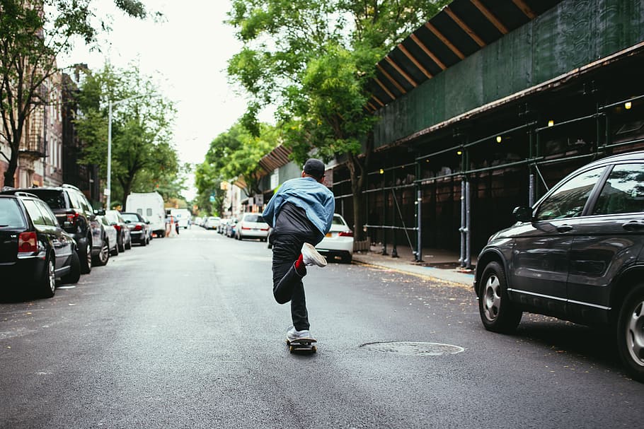 skateboarder muda, kaukasia, memakai, hitam, cap skateboard, jalan, 20-25 tahun, atletis, di luar rumah, sinar matahari