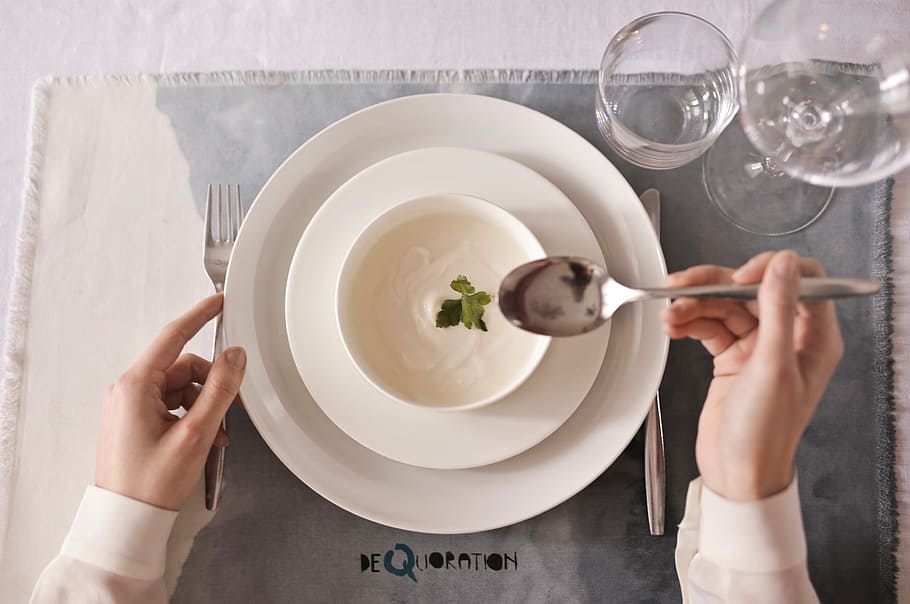 prato da tigela de sopa, talheres, fêmea, mãos, tigela, jantar, prato, mão, exploração, cozinha