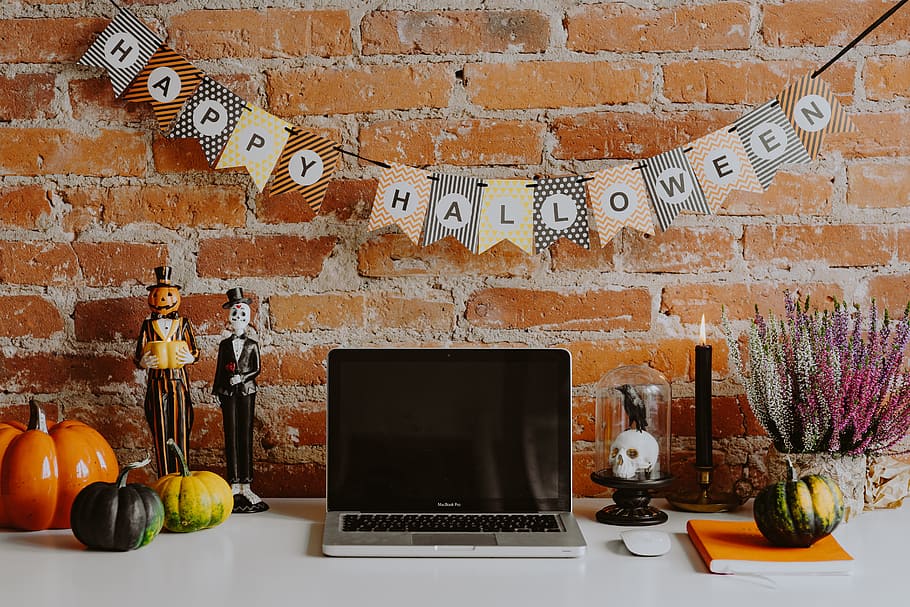 meja, laptop, &, dekorasi halloween, halloween, bata, dinding bata, musim gugur, ruang kerja, tempat kerja