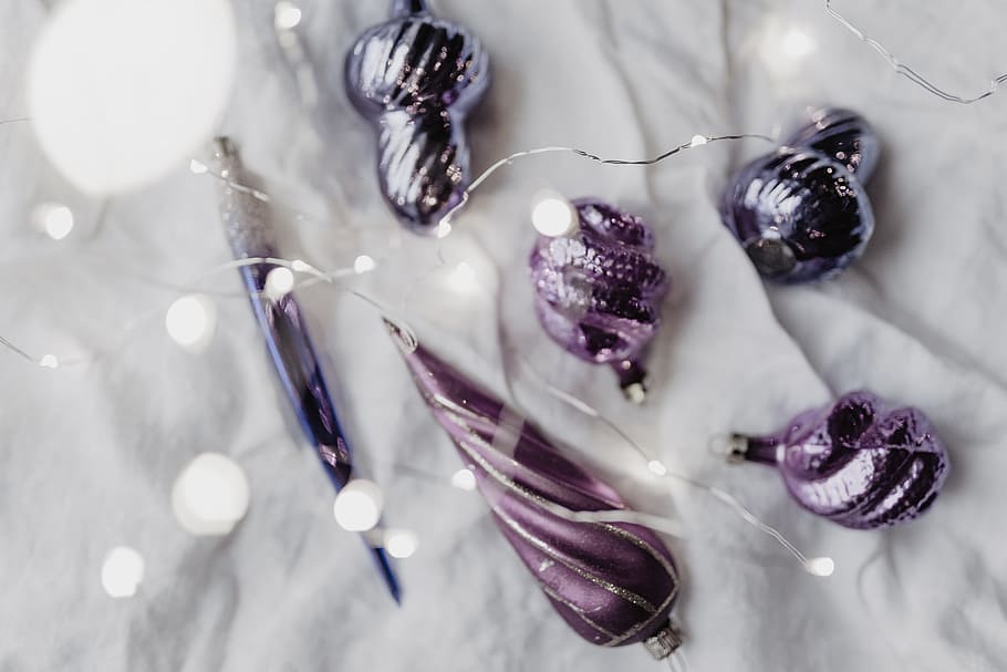 pantone, ultra, violeta, adornos navideños, minimalista, limpio, navidad, bolas navideñas, morado, adornos