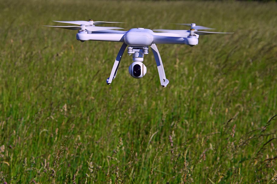 volando, drone volador, drone de carrera, moderno, rotor, plástico, tecnología, vuelo, técnica, control remoto
