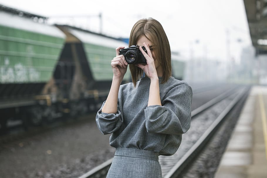 mulher, tirando, fotos, estação de trem, temas de fotografia, câmera - equipamento fotográfico, fotografando, uma pessoa, tecnologia, exploração
