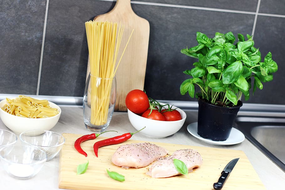 cocina, ingredientes, pollo, carne, pimientos, pasta, espagueti, tomates, tabla de cortar, cuchillo