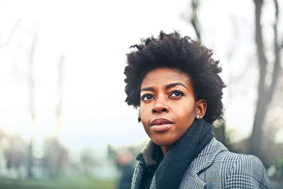 mulher africana, encaracolado, cabelo, posando, ao ar livre, 25-30 anos de idade, adulto, africano, preto, roupas