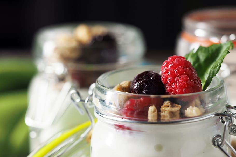 yogurt parfait, makanan dan minuman, makanan penutup, parfait, yogurt lezat, makanan, buah, makanan sehat, buah berry, kesegaran