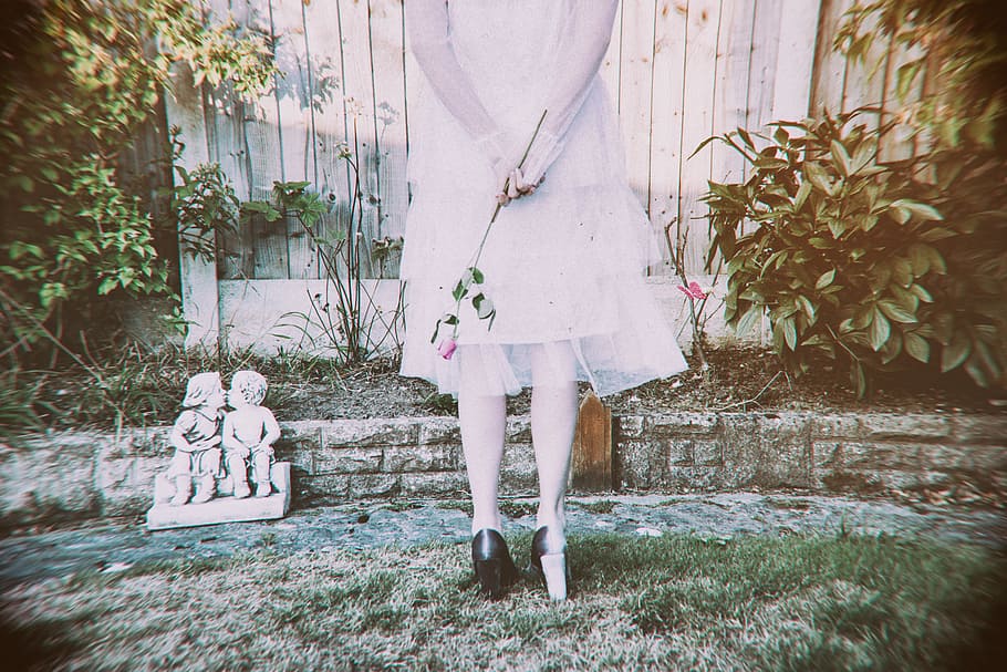 mulher, vestido branco, flor, de volta, casamento, vestido, jardim, rosa, preto, sapatos