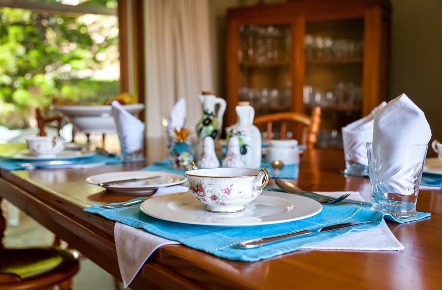 sala de jantar, madeira, porcelana fina, talheres, mesa, cadeira, móveis, prato, tigela, interior