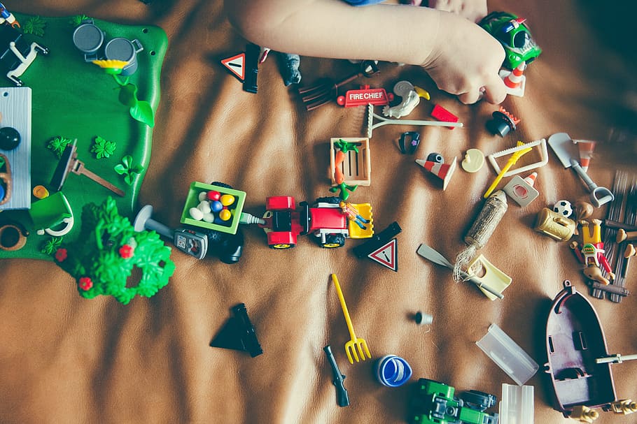 criança, menino, brinquedos, crianças, feliz, jogar, multi colorido, grande grupo de objetos, brinquedo, ambiente interno