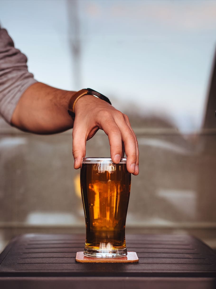 cerveja, beber, vidro, mão, cerveja pálida, mão humana, bebida, uma pessoa, refresco, álcool
