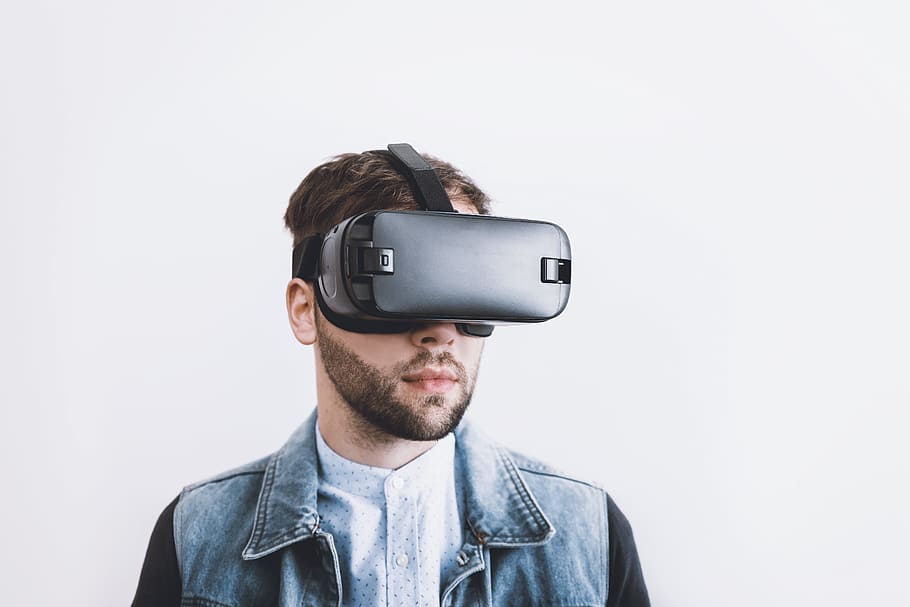 homem, vestindo, virtual, óculos de realidade, óculos de proteção., simulador de realidade virtual, tecnologia, futurista, tecnologia sem fio, foto de estúdio