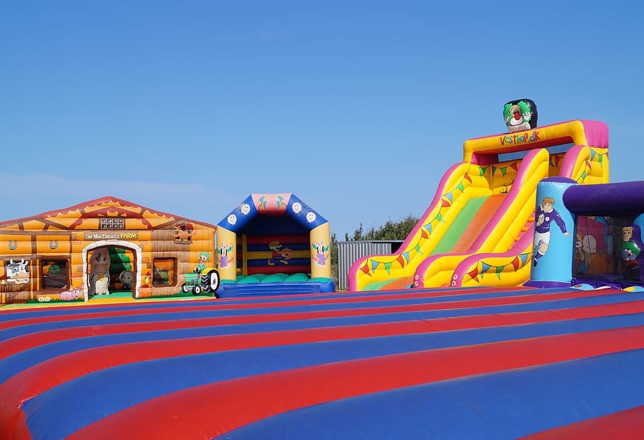 castelos insufláveis, almofada de ar, castelo inflável, inflável, dispositivo de jogo, parque infantil, verão, colorido, slide, céu
