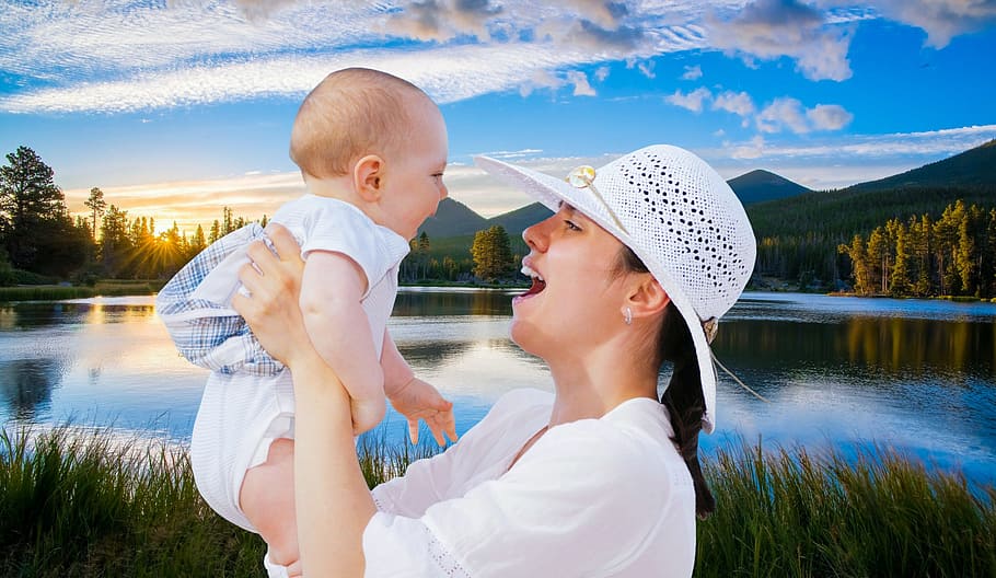 ilustrasi foto, bahagia, ibu, bayi, latar belakang danau, tersenyum, musim panas, orang, air, wanita
