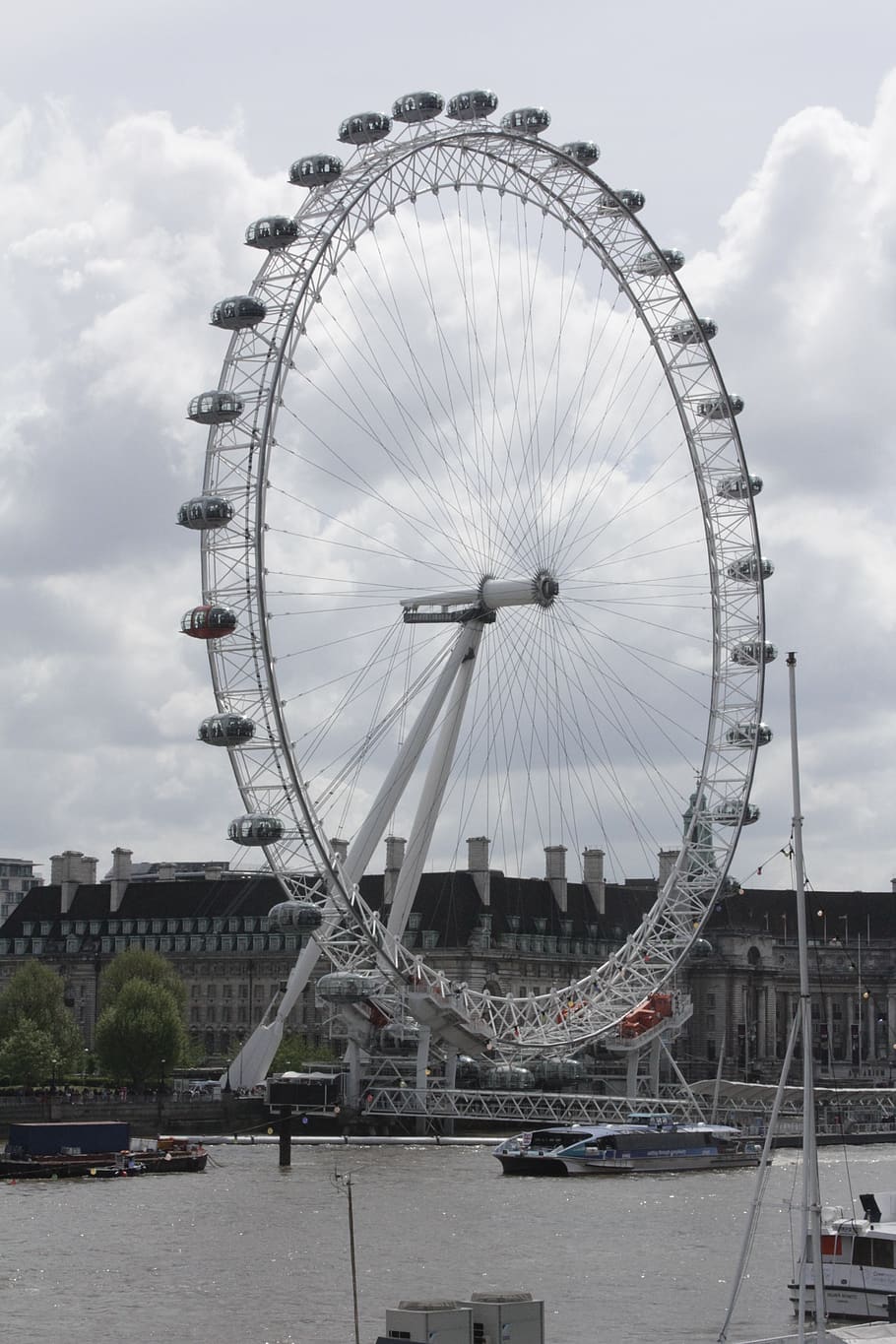 The london eye is one of landmarks. Колесо обозрения в Лондоне. Лондонский глаз достопримечательности Лондона. Достопримечательности Лондона кольцо обозрения. Лондонский глаз фото.