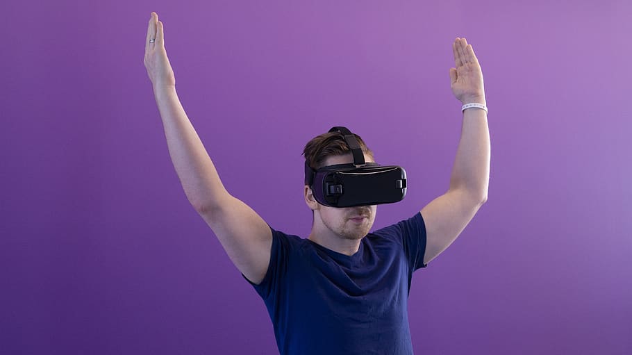 vr, realitas virtual, manusia, teknologi, kemeja biru, hmd, headset, oculus, kacamata, futuristik