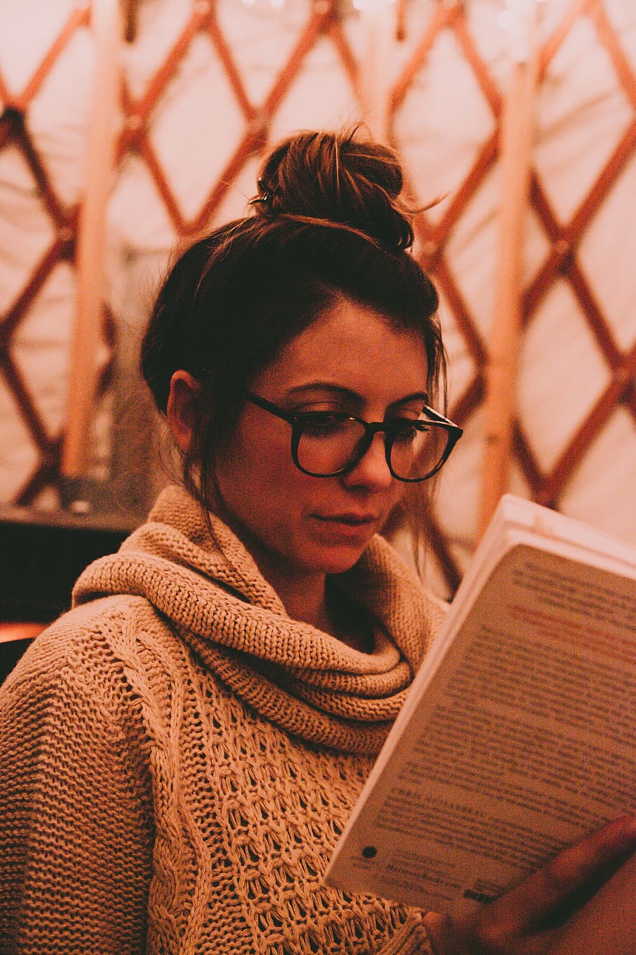 mujer, gafas, lectura, libro, puente, de cerca, inteligente, reflexivo, papel, personas