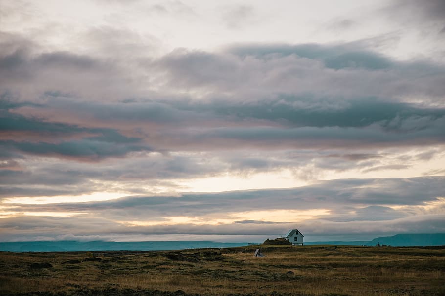 rural, islândia, nublado, dia, nuvens, frio, terras agrícolas, verde, colina, cabana