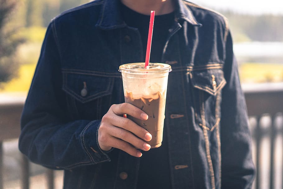 homem com milk-shake, comida e bebida, jeans, bebida, uma pessoa, exploração, refresco, palha, canudo, vista frontal